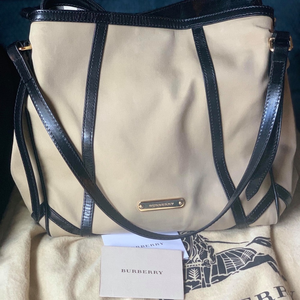 🔥🔥😍😍Authentic Burberry tote bag..good as new